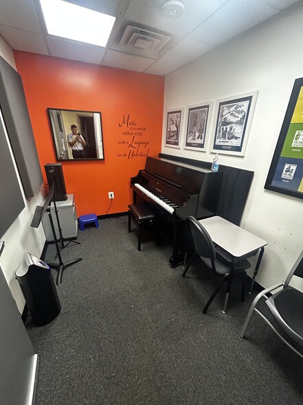 465 Herndon Pky, Herndon, VA for sale - Building Photo - Image 2 of 9