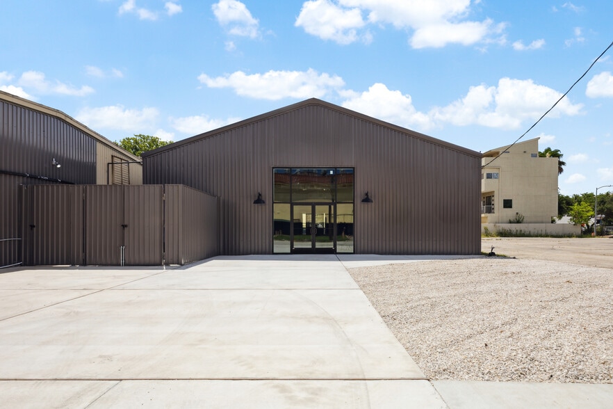 2102-2112 Pease St, Houston, TX for lease - Building Photo - Image 2 of 13