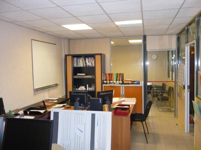 Flex in Rouen for lease - Interior Photo - Image 3 of 4