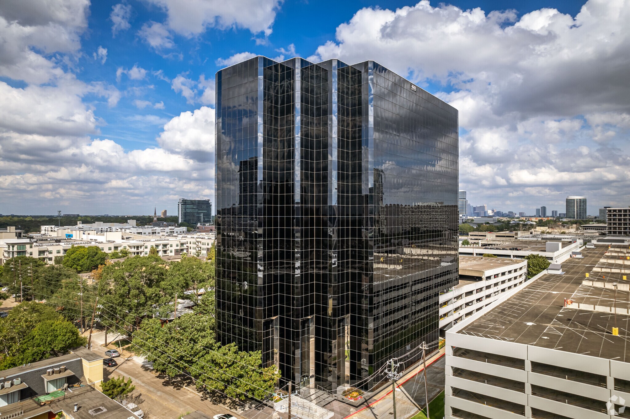 3555 Timmons Ln, Houston, TX à louer Photo du bâtiment- Image 1 de 13