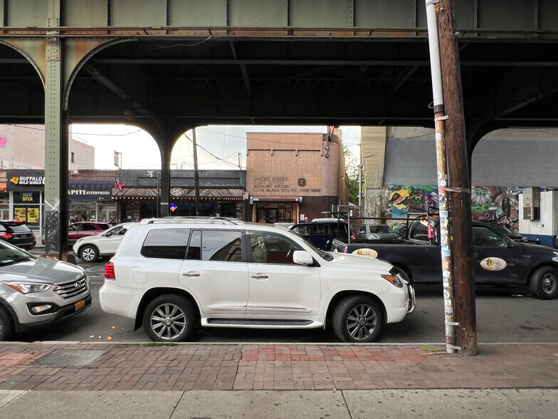 2268 31st St, Astoria, NY à vendre - Photo du bâtiment - Image 3 de 5