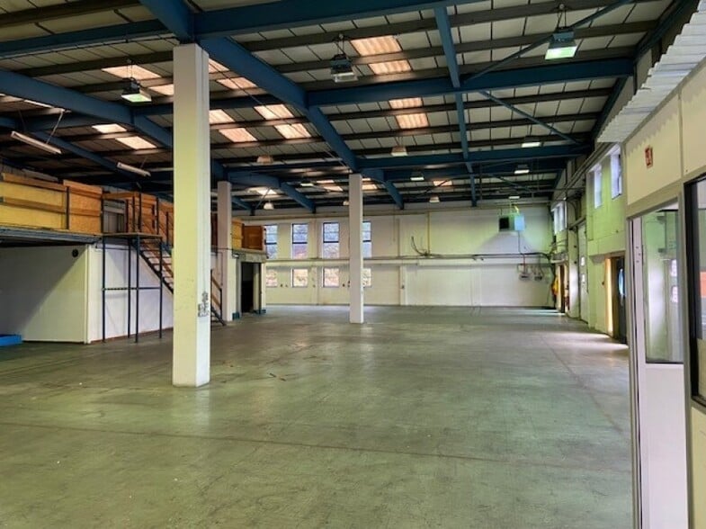 Carrimed House, Glebelands Centre, Dorking for lease - Interior Photo - Image 2 of 4