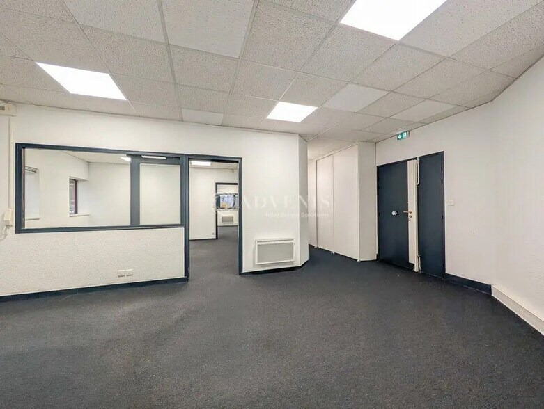 Office in Saint-Grégoire for lease - Building Photo - Image 3 of 10