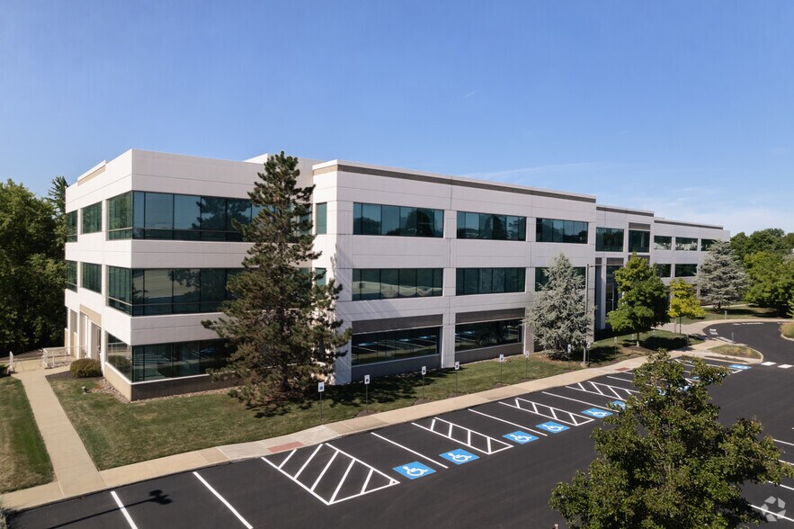 5 Walnut Grove Dr, Horsham Township, PA à louer - Photo du bâtiment - Image 2 de 12