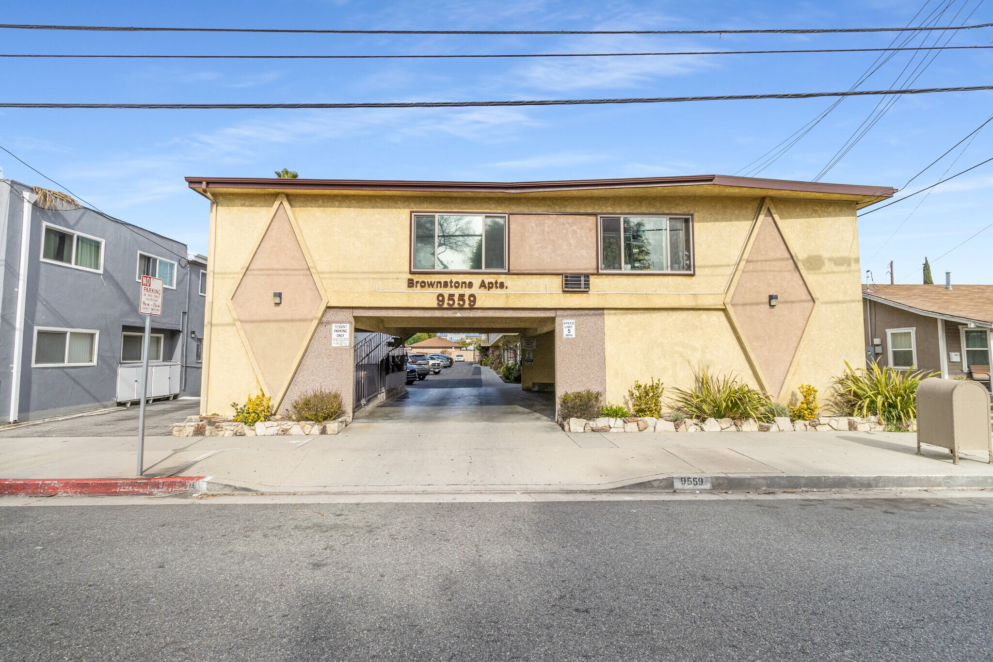 9559 Flower St, Bellflower, CA à vendre Photo principale- Image 1 de 5