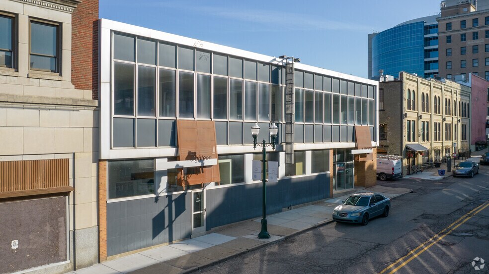 18 W Lawrence St, Pontiac, MI à vendre - Photo du bâtiment - Image 2 de 7