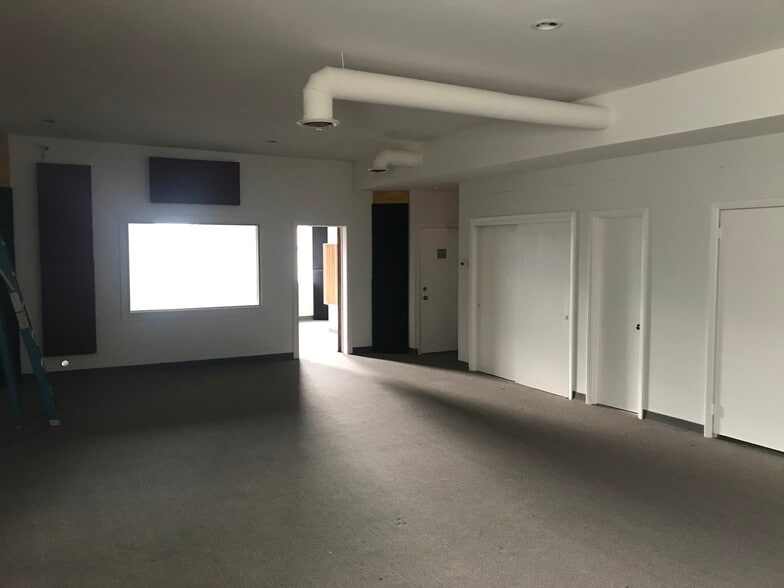 2181 Central Pky, Cincinnati, OH for lease - Building Photo - Image 3 of 6