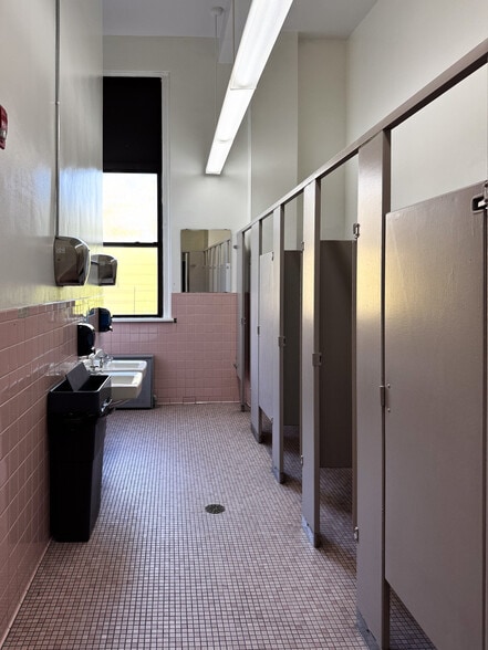 452 College Ave, Bronx, NY for lease - Interior Photo - Image 2 of 10