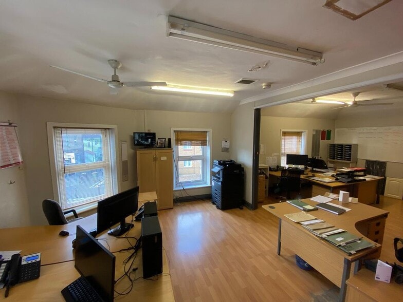 1 Broadway St, Grays for lease - Building Photo - Image 3 of 7