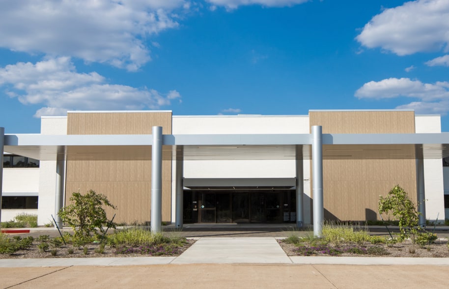2100 Regional Medical Dr, Wharton, TX for lease - Building Photo - Image 3 of 30