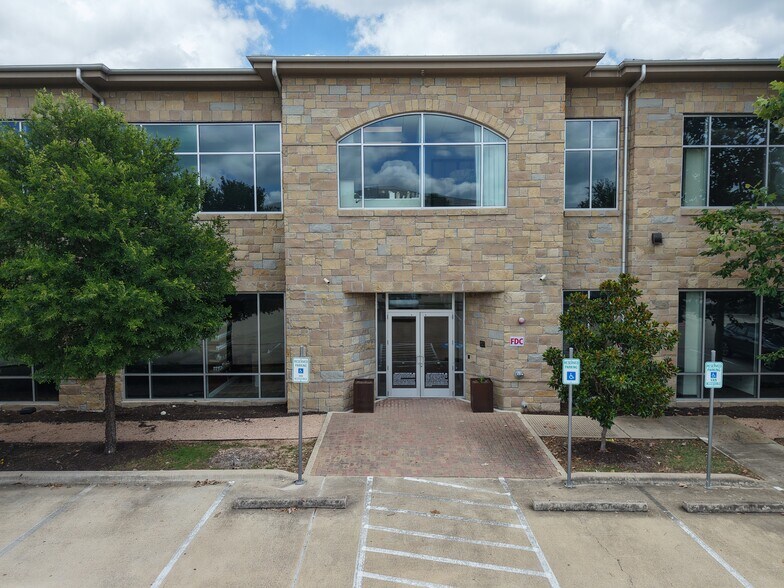 5920 William Cannon Dr, Austin, TX à louer - Photo du bâtiment - Image 2 de 16