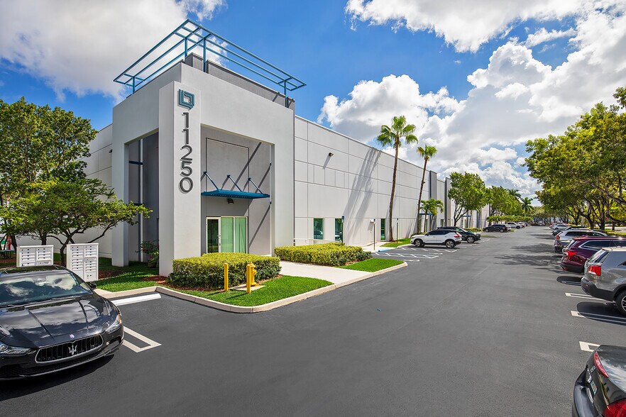 11200 NW 25th St, Miami, FL à louer - Photo du bâtiment - Image 2 de 4