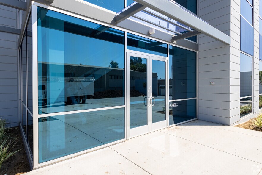 1630 E Holt Blvd, Ontario, CA à louer - Photo du bâtiment - Image 2 de 10