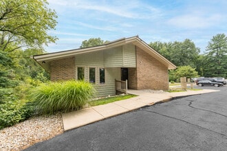 7-9 Heritage Oak Ln, Battle Creek, MI for lease Building Photo- Image 2 of 8