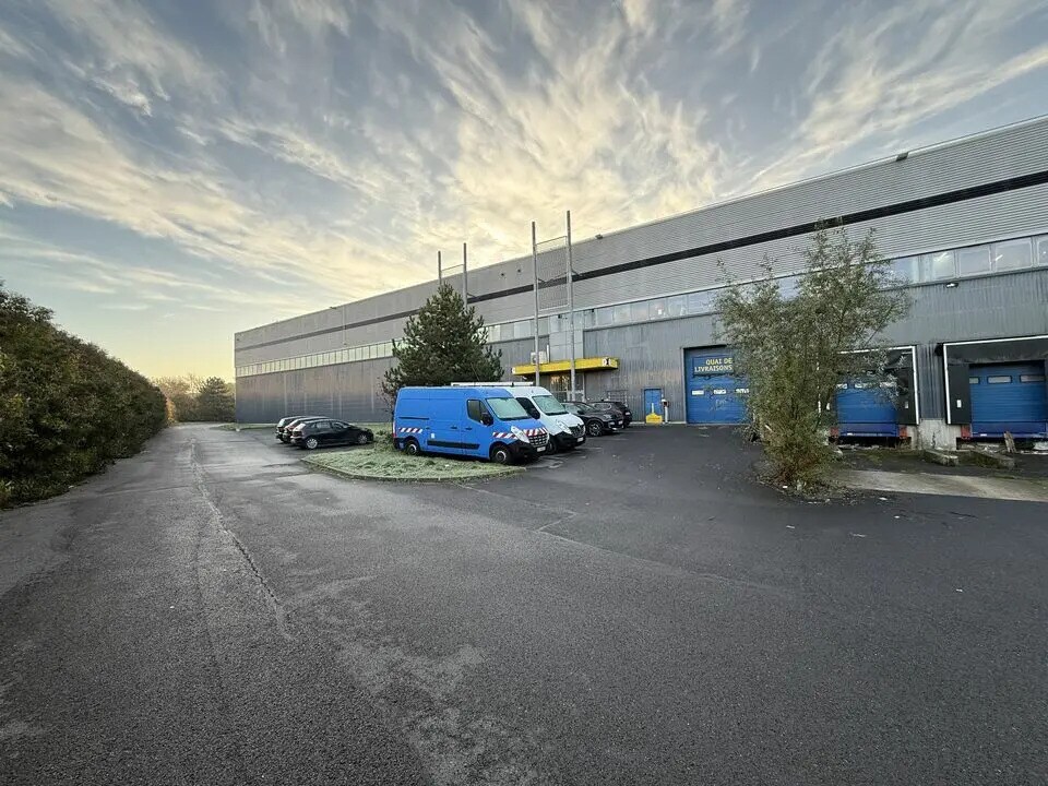 Flex in Stains for lease Building Photo- Image 1 of 12