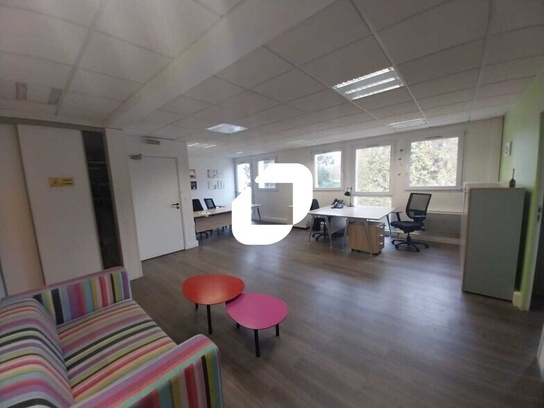 Office in Saint-Germain-en-Laye for lease - Interior Photo - Image 1 of 8