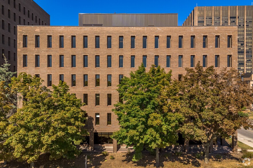 560 Rochester St, Ottawa, ON à louer - Photo du bâtiment - Image 2 de 3