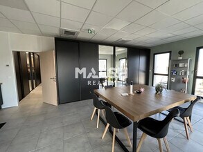 Bureau dans Décines-Charpieu à louer Photo intérieure- Image 1 de 4