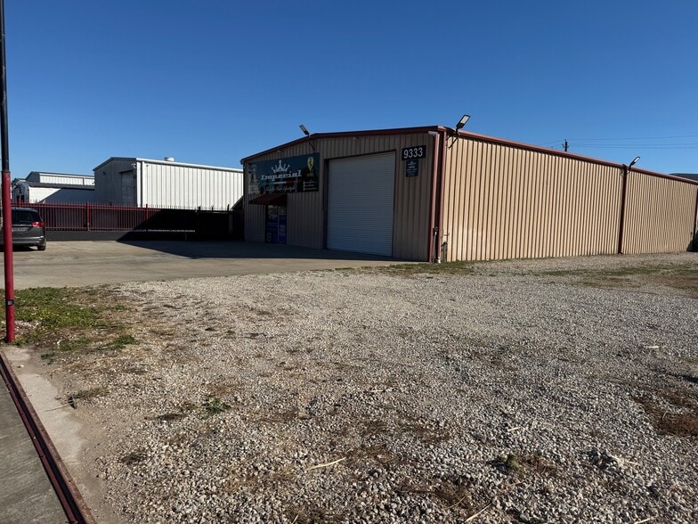 9333 Alberene Dr, Houston, TX à louer - Photo du bâtiment - Image 3 de 9