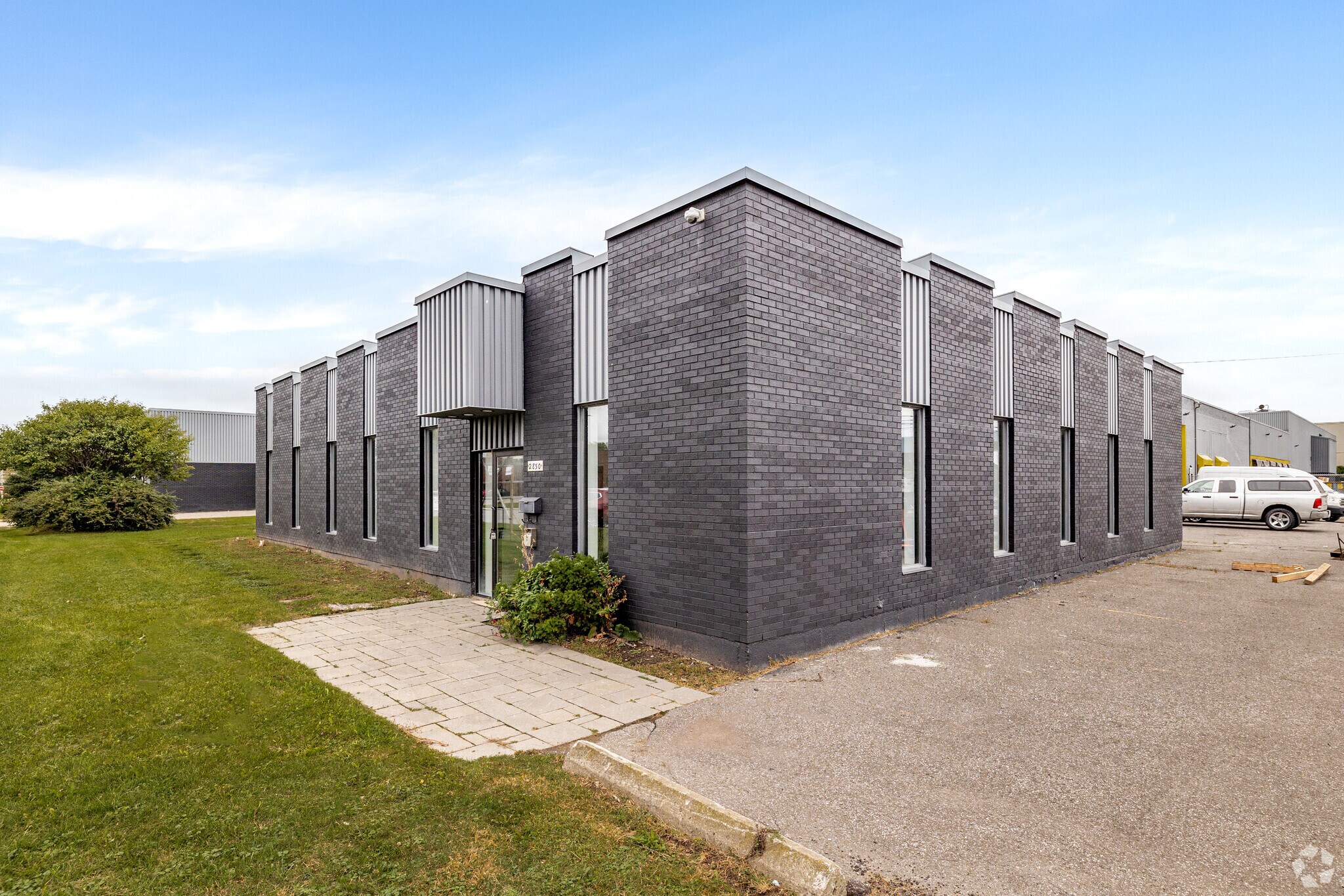 2850 Rue Botham, Saint-Laurent, QC for sale Primary Photo- Image 1 of 1