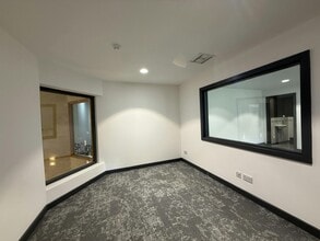 Tarn Ln, Leeds for lease Interior Photo- Image 1 of 7