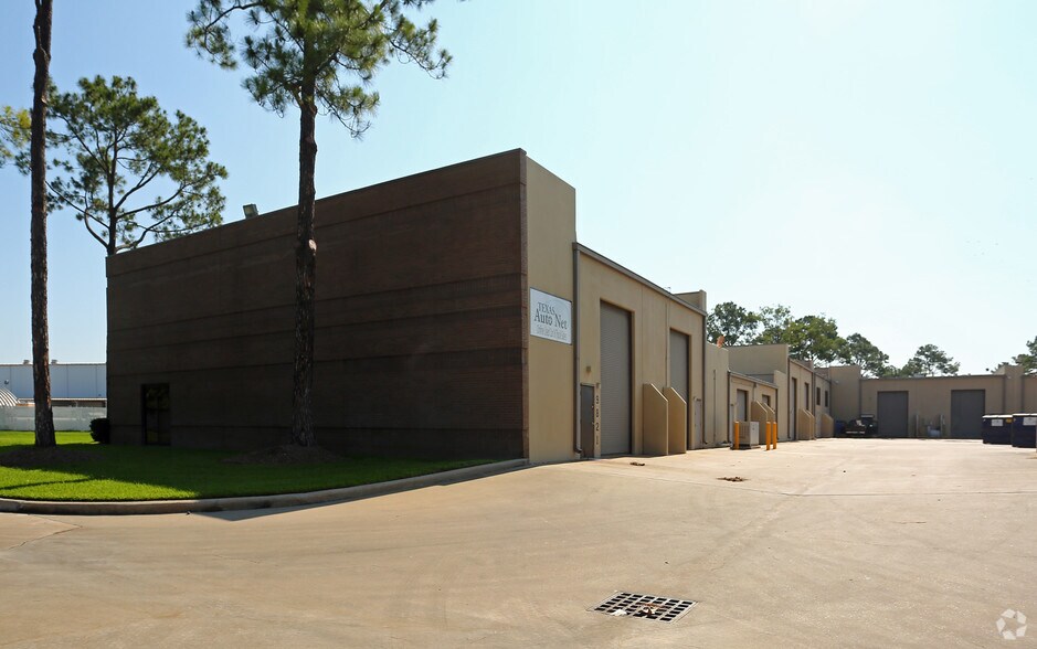 9821 Whithorn Dr, Houston, TX for lease - Building Photo - Image 3 of 4