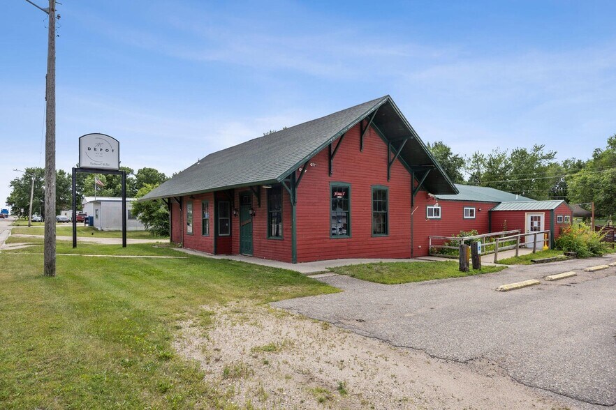 511 Fergus Ave, Erhard, MN à vendre - Photo du bâtiment - Image 2 de 39