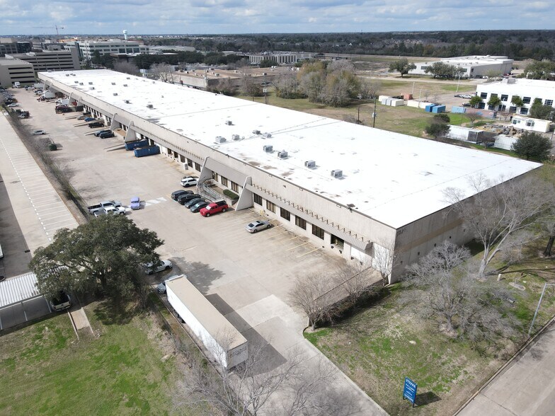 1325 S Creek Dr, Houston, TX à louer - Photo du bâtiment - Image 2 de 7