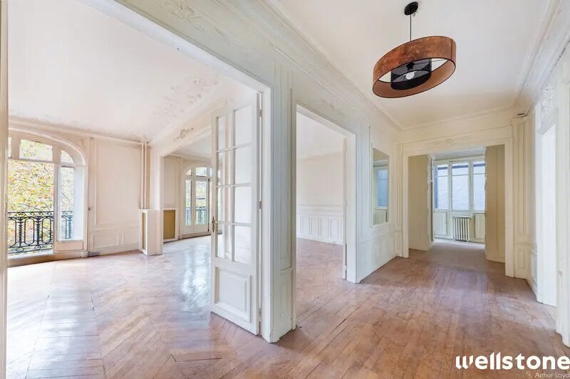 Immeuble residentiel dans Paris à vendre - Photo du bâtiment - Image 2 de 8
