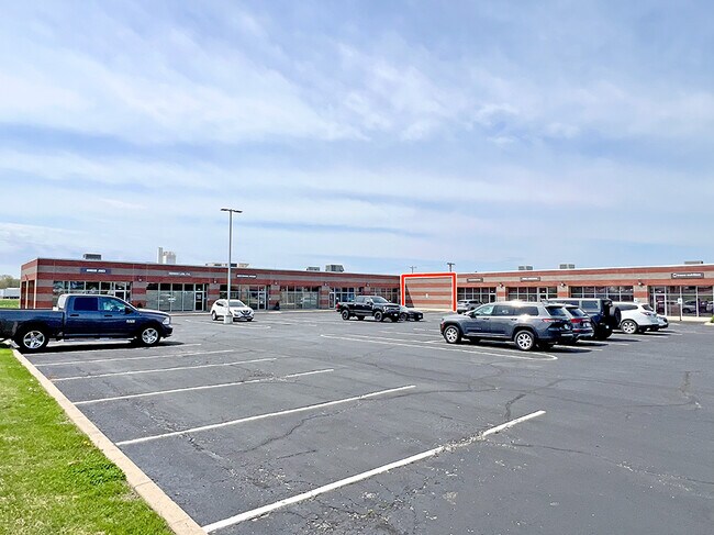 More details for 100-120 Executive Dr, Highland, IL - Flex for Lease