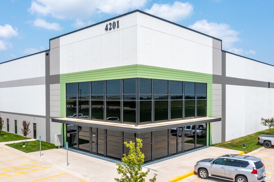 4201 S James St, Grimes, IA à louer - Photo du bâtiment - Image 2 de 8