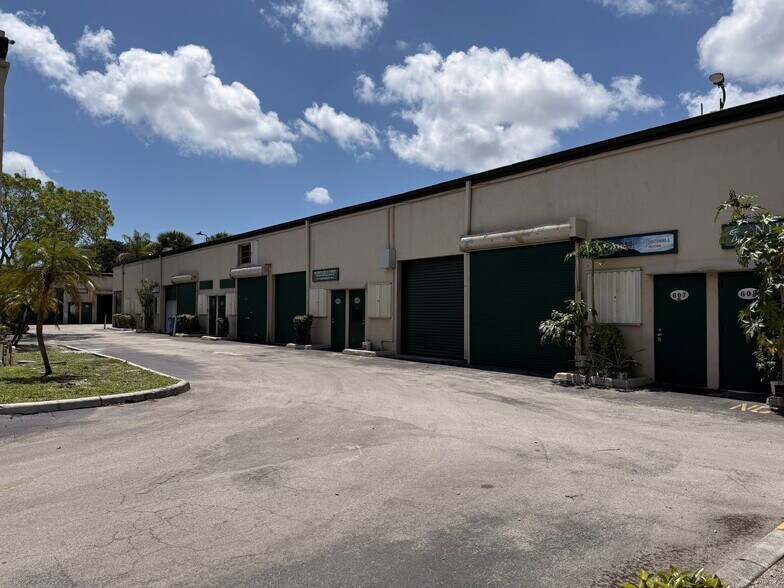 1791 Blount Rd, Pompano Beach, FL à vendre - Photo du bâtiment - Image 2 de 13