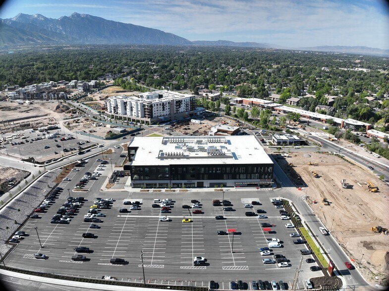 4835 S Highland Dr, Holladay, UT à louer - Communauté Matterport - Image 3 de 28