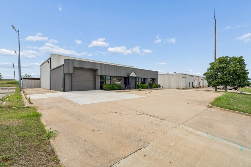 7925 N Wilshire Ct, Oklahoma City, OK for sale - Building Photo - Image 2 of 35
