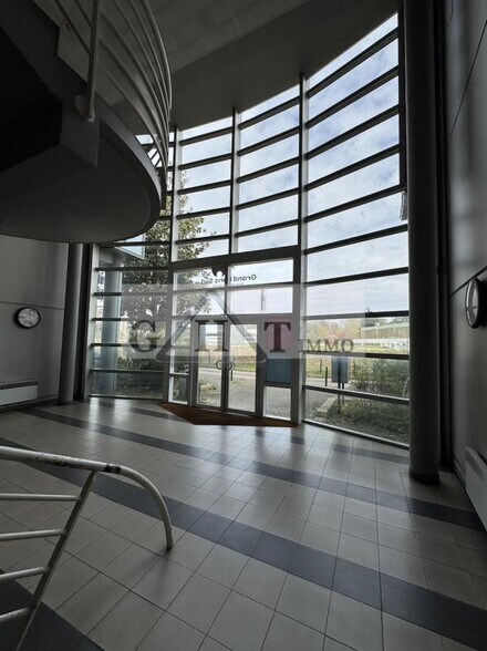 Office in Grigny for sale - Lobby - Image 1 of 3