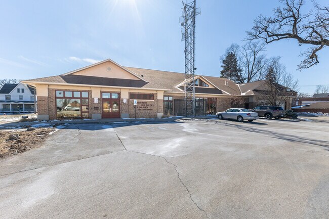 More details for 1055 University Ave, Dubuque, IA - Office for Sale