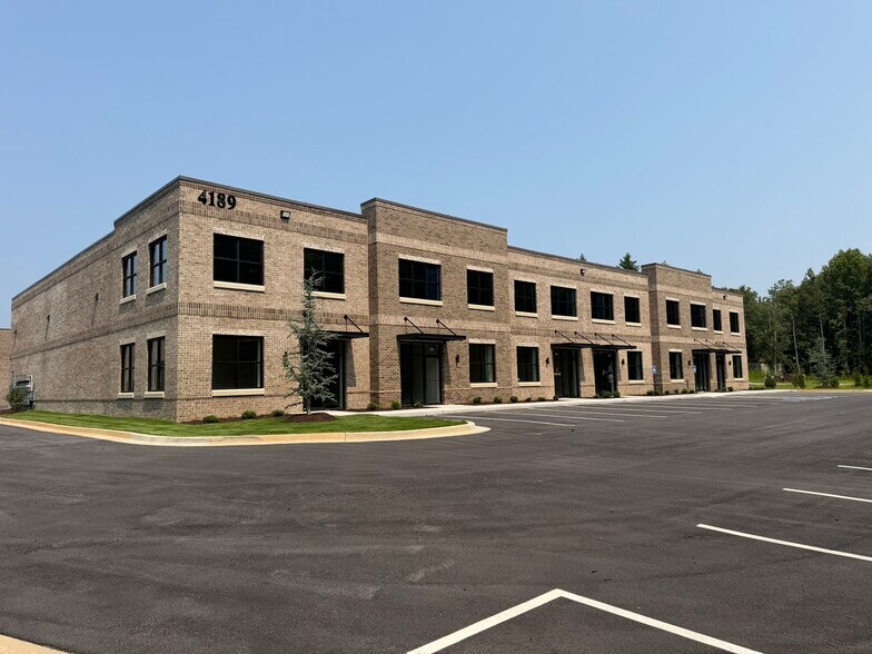 4189 Tanners Creek Dr, Flowery Branch, GA à louer - Photo du bâtiment - Image 1 de 9