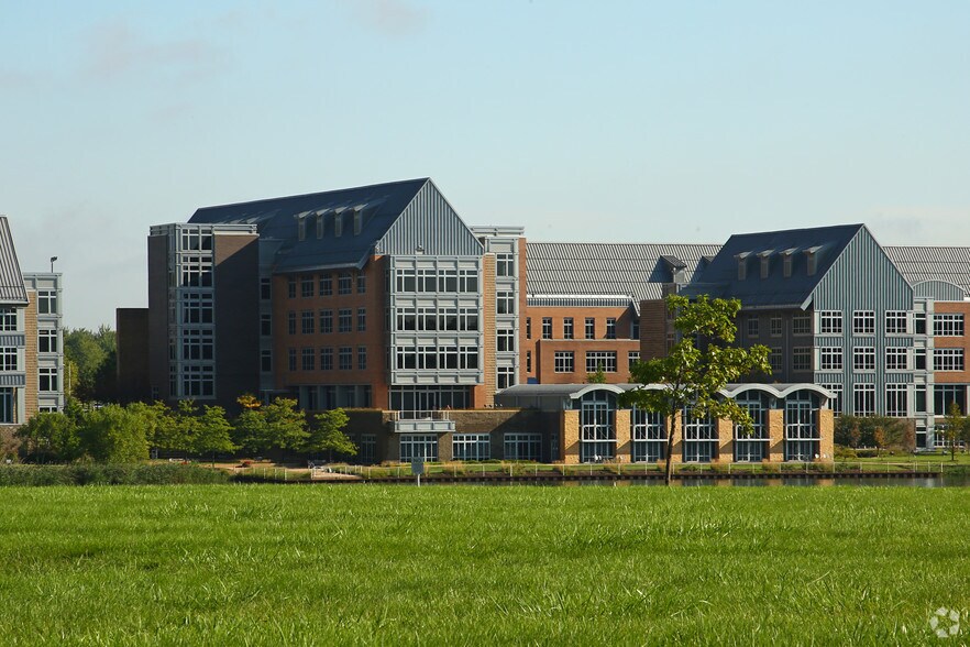 1 Village Center Dr, Van Buren Township, MI à louer - Photo du bâtiment - Image 3 de 8