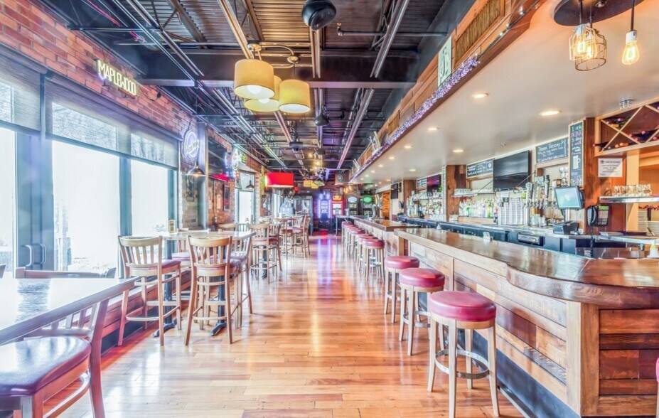 241 S Milwaukee Ave, Wheeling, IL à vendre - Photo intérieure - Image 3 de 9