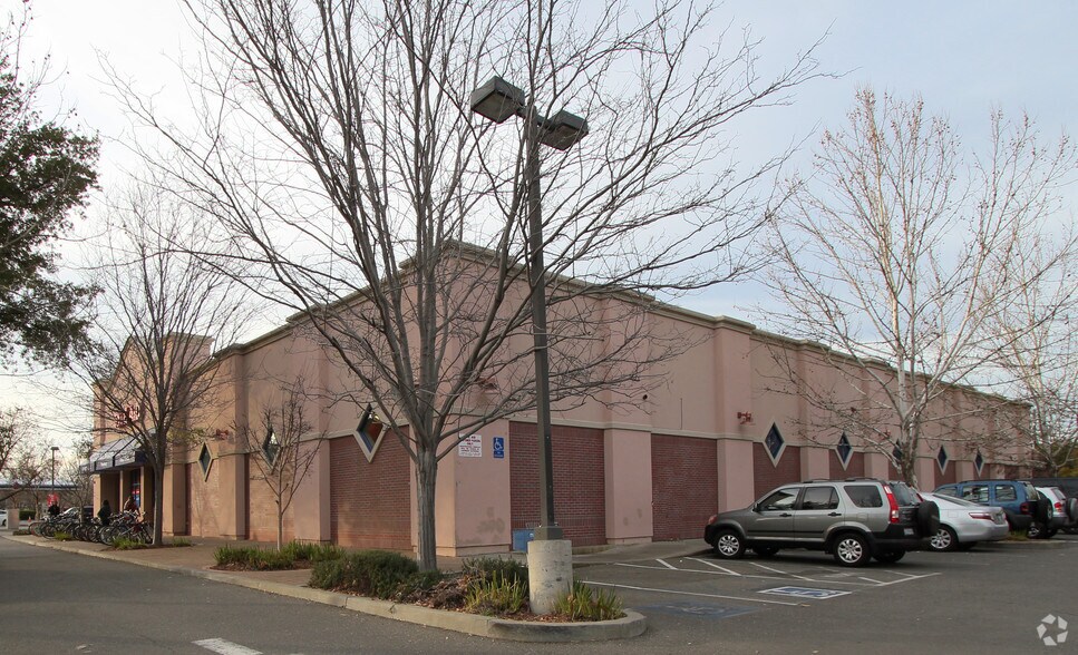 655 Russell Blvd, Davis, CA à louer - Photo du bâtiment - Image 2 de 3