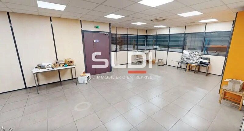 Flex in Vénissieux for lease - Interior Photo - Image 3 of 7