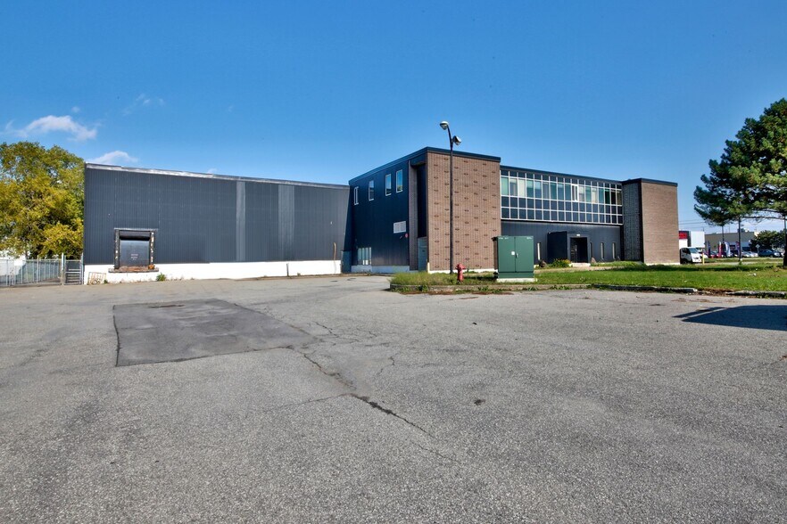 247-255 Montee De Liesse, Montréal, QC à louer - Photo du bâtiment - Image 2 de 14