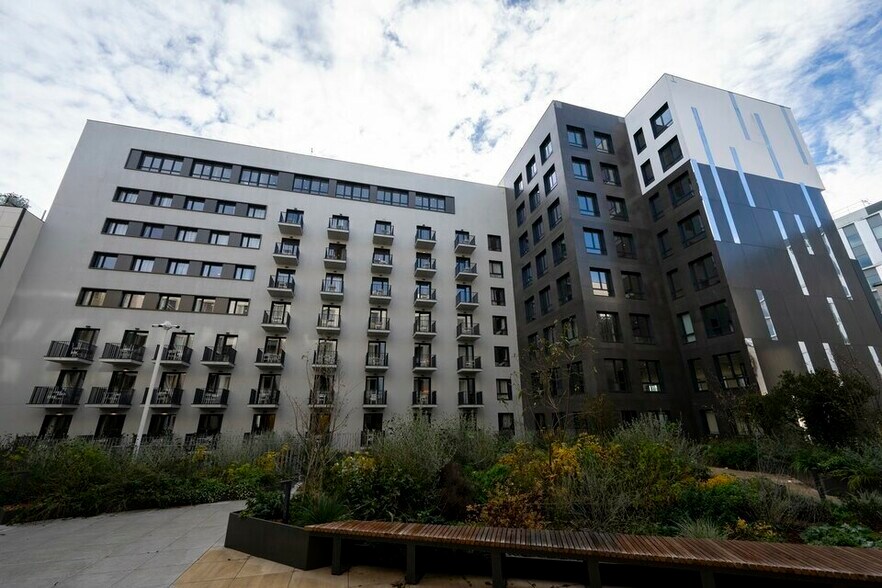 Bureau dans Montigny Le Bretonneux à louer - Photo du bâtiment - Image 2 de 11