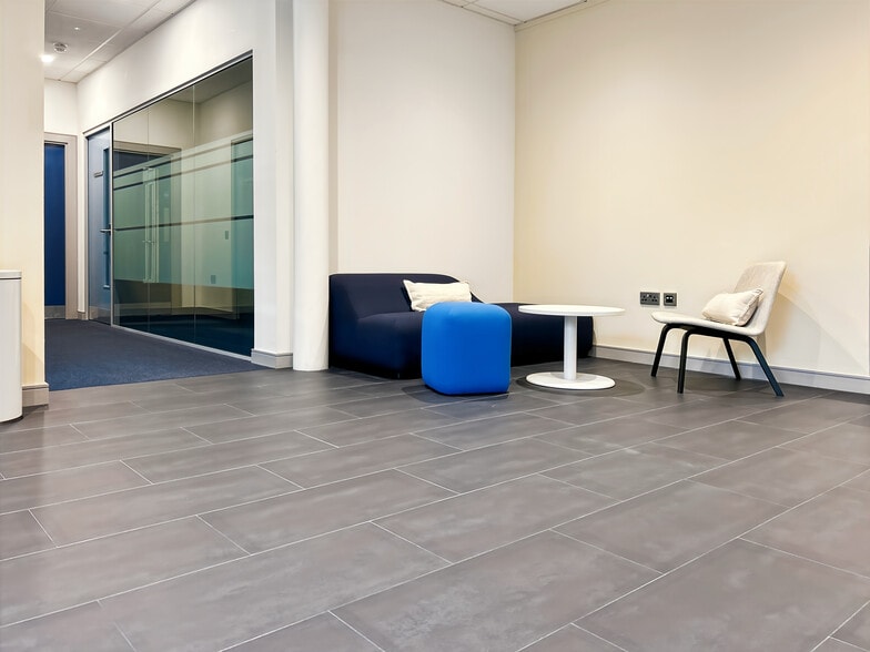 Linfield Rd, Belfast for lease - Interior Photo - Image 3 of 10