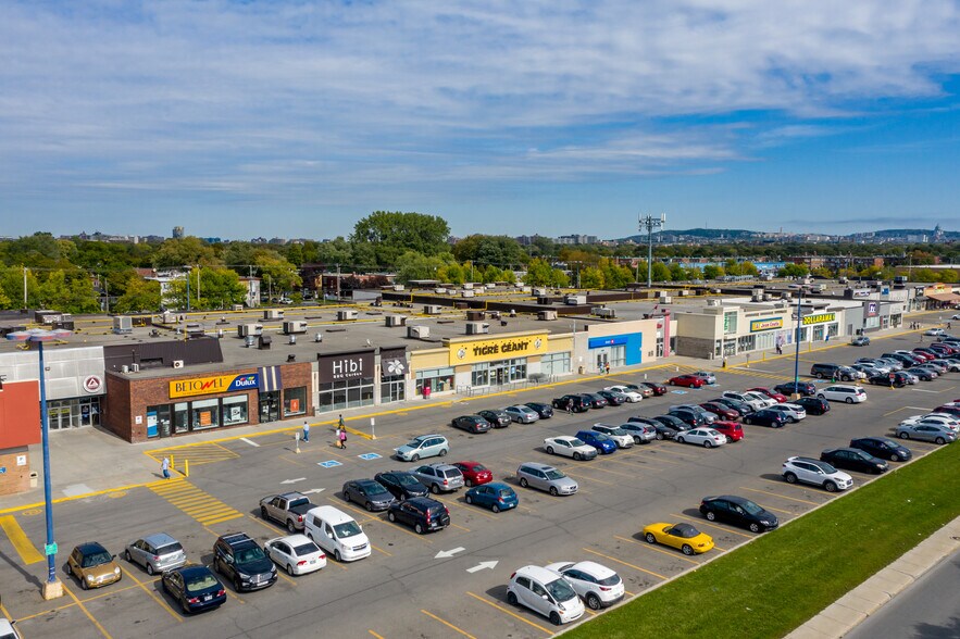 1993-2169 Boul Marcel Laurin, Montréal, QC à louer - Photo du bâtiment - Image 2 de 8