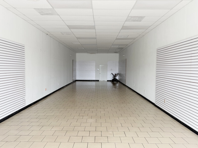 3330 Hillcroft Ave, Houston, TX for lease - Building Photo - Image 2 of 9