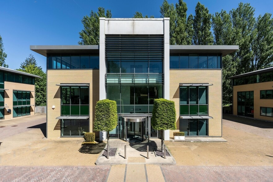 Chiltern Hl, Gerrards Cross for lease - Building Photo - Image 1 of 9