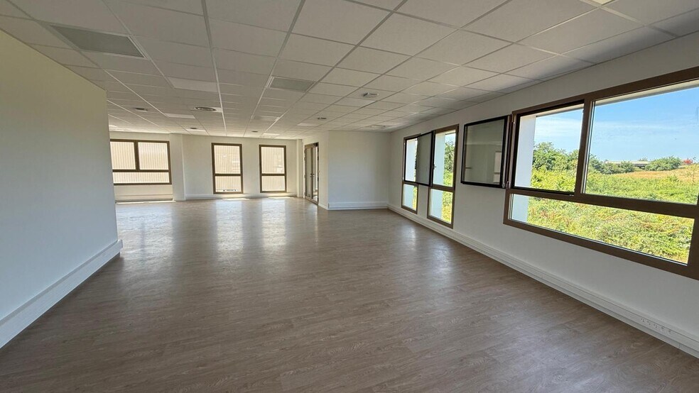 Office in Tossiat for lease - Interior Photo - Image 2 of 15