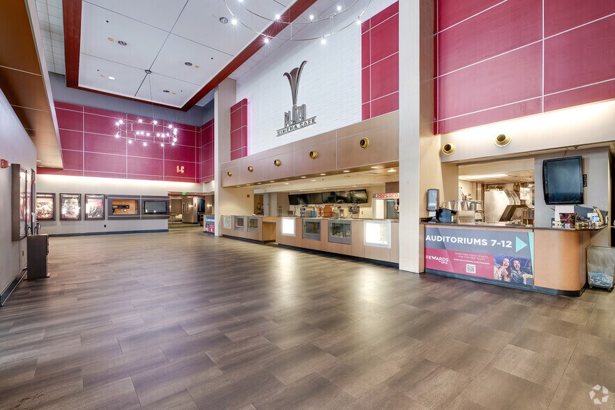 Chase Plaza portefeuille de 15 propriétés à vendre sur LoopNet.ca - Hall d’entrée - Image 3 de 23