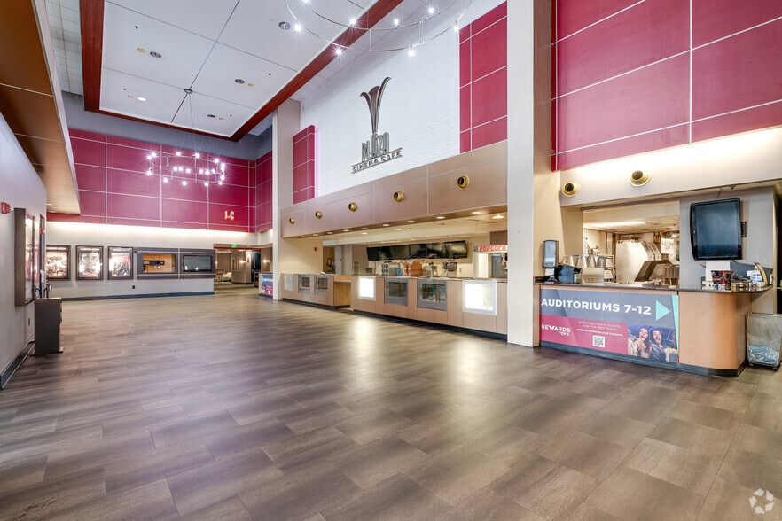 Chase Plaza portfolio of 15 properties for sale on LoopNet.ca - Lobby - Image 2 of 23